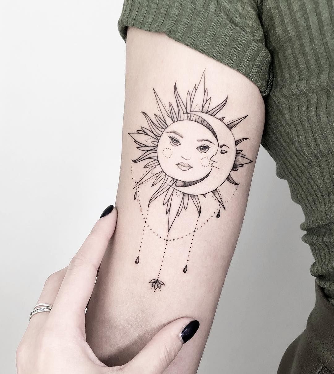 Тату солнце (81 фото) - значение, эскизы татуировок солнце для девушек и мужчин
