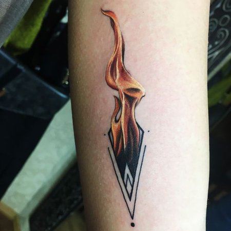 Татуировки пламени и огня на запястье