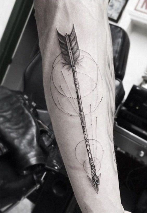 Татуировка стрелы. Что значит?