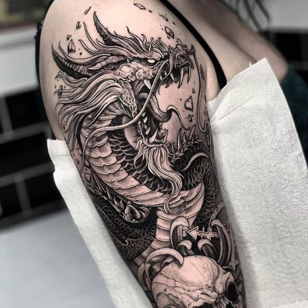 Татуировки драконов на животе