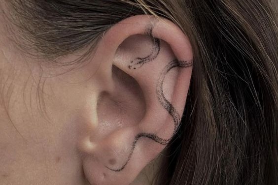 Татуировки за ухом: модные идеи для девушек
