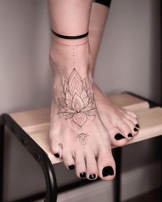 Все про татуировку на ноге надпись (50+ фото)
