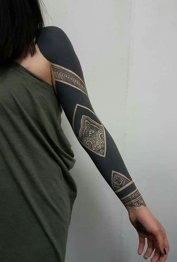 Популярные варианты черных татуировок на плече