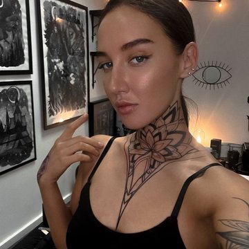 Татуировки на шее для девушек