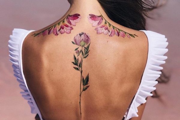 Цветные тату цветы на спине