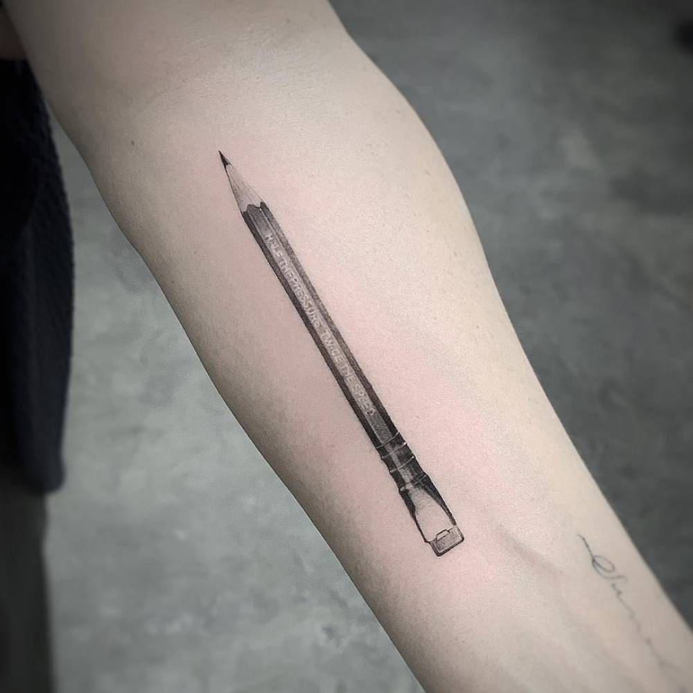 Татуировки как следствие случайных уколов карандашом