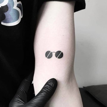 Тату-эскиз очки