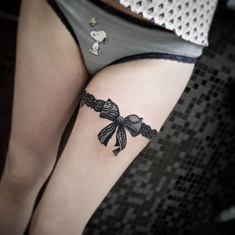 Значение татуировки подвязка (30+ фото)