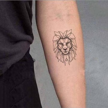 Татуировки льва на запястье
