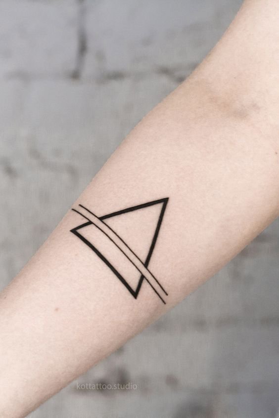 Тату треугольник: что означает символ у парней и девушек