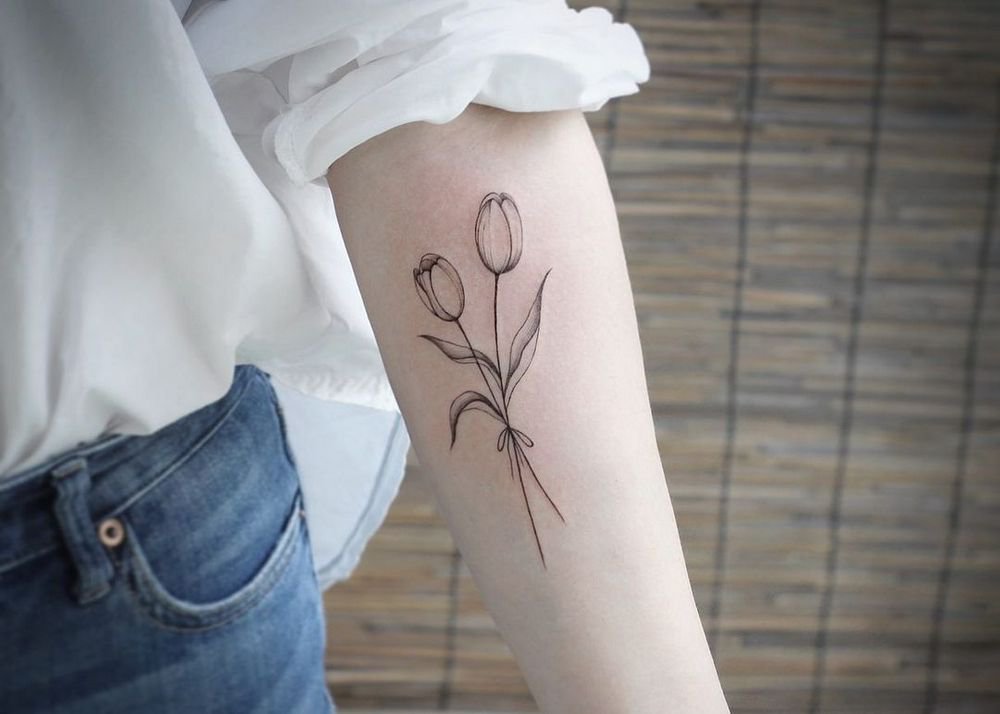 Комбинирование тюльпанов с другими цветами и символами в татуировках