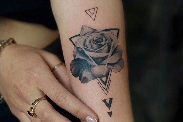Татуировка на руке: треугольник в треугольнике