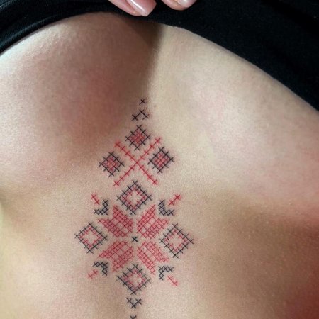 «Вышитые» татуировки: новый и очень женственный тренд