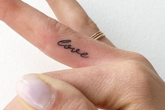 Татуировки для девушек: подбираем надписи и их значения