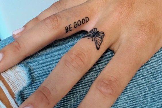 Временные тату-наклейки на пальцы с надписью и маленьким узором