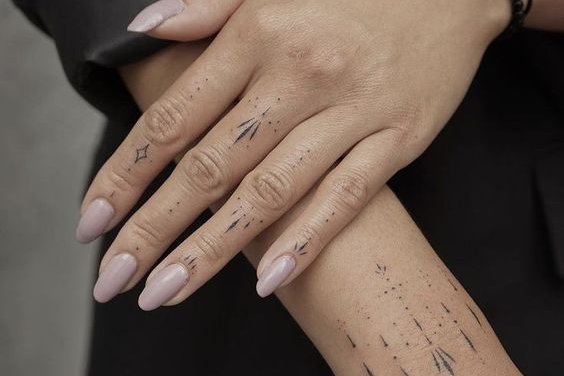 Мужские татуировки на пальцах