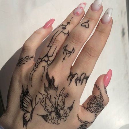 Татуировки для девушек на руке: на предплечье, кисти, пальцах + 24 фото