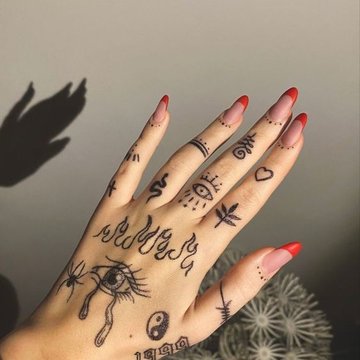 Тату на пальцах рук для девушек: надписи, символы и другие идеи с фото