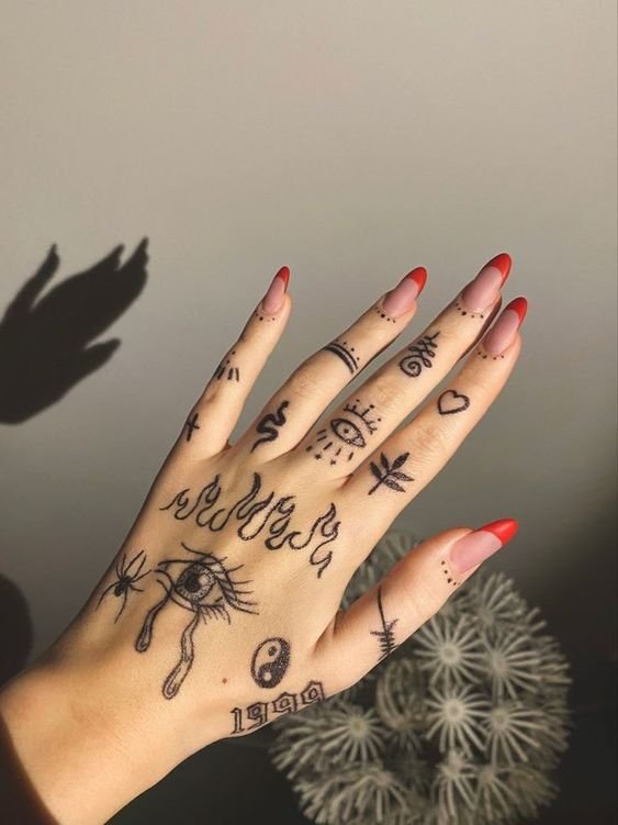 Надпись love - тату на пальцах у девушки, добавлено: Иван Вишневский