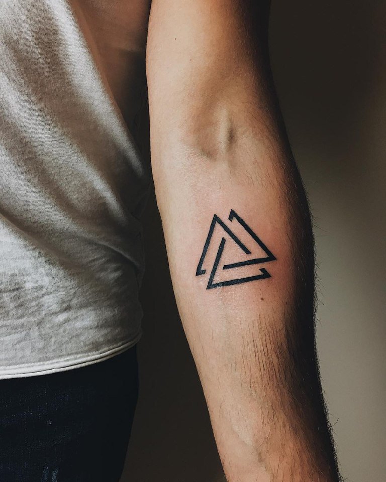 Татуировка 3 треугольника что означает. Татуировка треугольник