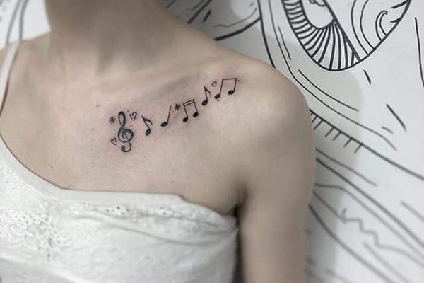 Татуировки для девушек: надписи на ключице